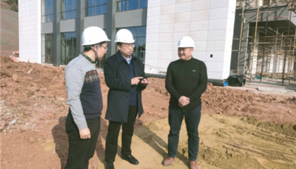 遂寧興業(yè)集團(tuán)黨委副書記、監(jiān)事會主席、工會主席石鎮(zhèn)槐深入遂寧市興學(xué)商務(wù)中心項目、公共衛(wèi)生臨床醫(yī)療中心一期項目進(jìn)行實地巡查