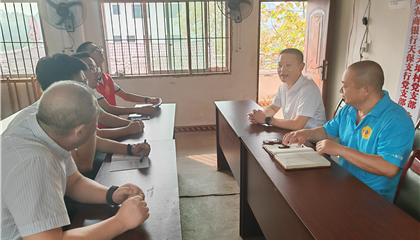 向誠(chéng)率隊(duì)到聯(lián)系村宣講黨的二十屆三中全會(huì)、省委十二屆六次全會(huì)精神并調(diào)研督導(dǎo)駐村幫扶工作